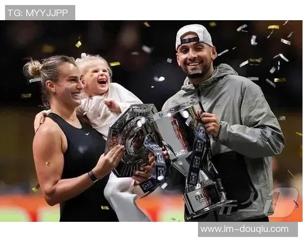 大罗携妻子现场观战网球性别大战与萨巴伦卡克耶高斯亲密合影留念