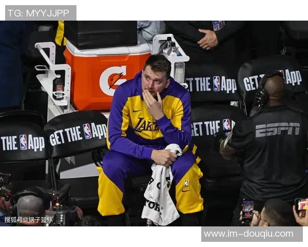 半场战报狄龙狂砍23分布克意外伤退太阳领先湖人14分东契奇27分老詹仅得4分